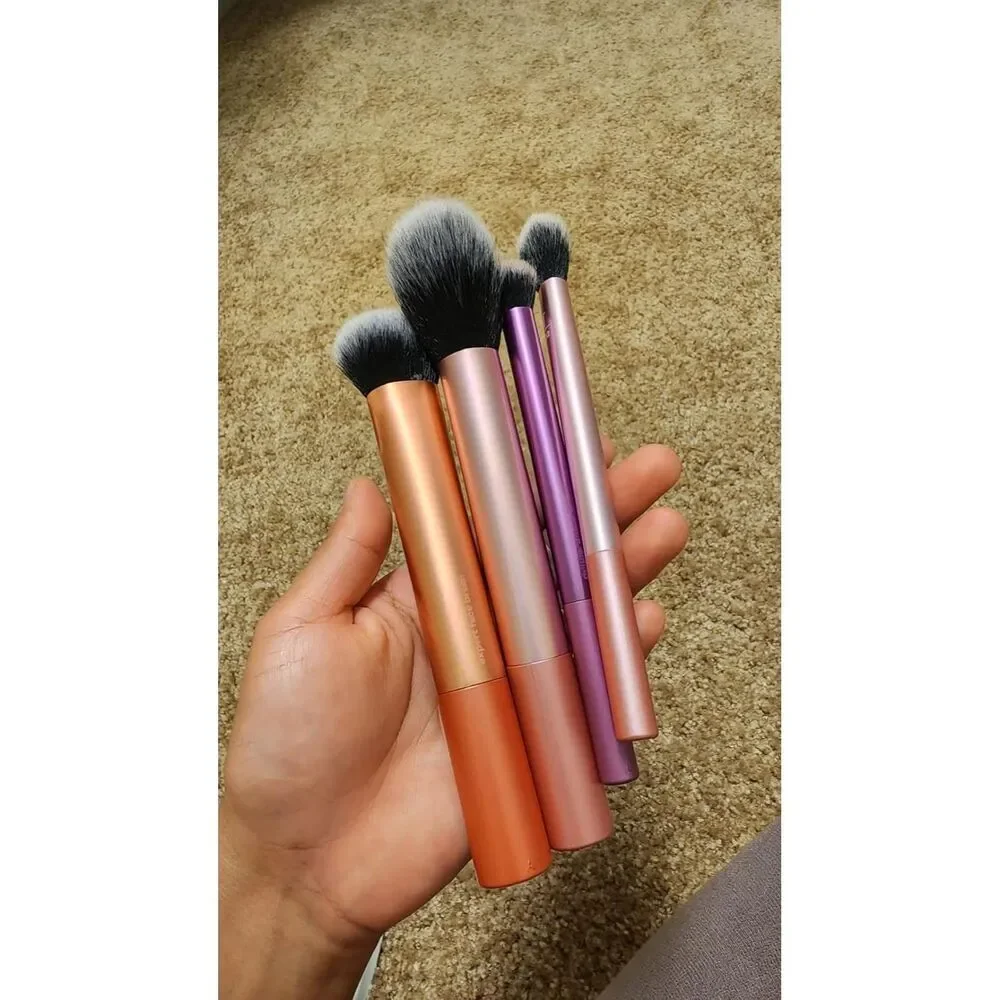 Real Techniques 5 Piece Makeup Brush Set Includes 4 Brushes & Makeup Sponge